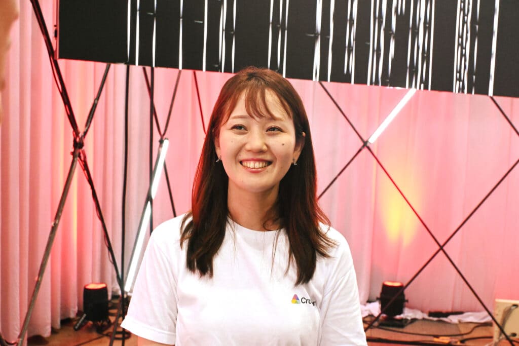 インタビューに応じる、TIB Studentsサポーターの清水香央里氏。