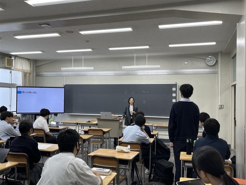 東京都アントレプレナーシップ育成プログラム 岩倉高等学校サポーター派遣授業中の様子